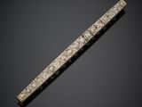 une broche en forme de barre de diamants sur fond noir