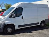 une camionnette blanche garée dans un parking