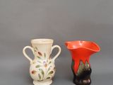 deux vases posés l'un à côté de l'autre sur une table