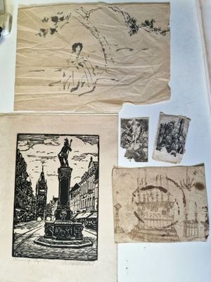 une photo montrant une collection de vieux papiers et de timbres posés sur une table