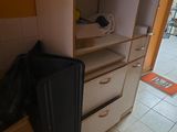 un micro-ondes et un four à micro-ondes dans une petite cuisine