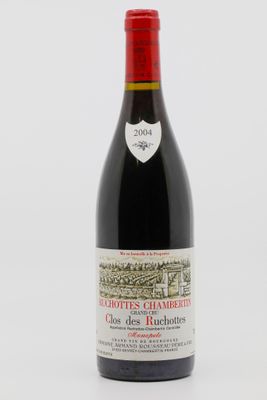une bouteille de vin rouge posée sur une table blanche