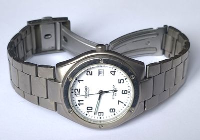 gros plan d'une montre sur une surface blanche