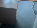 un bureau dans une pièce avec une fenêtre en arrière-plan