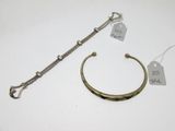 un gros plan d'un bracelet et d'une chaîne posés sur une table