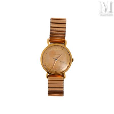 une image d'un gros plan d'une montre-bracelet sur un fond blanc