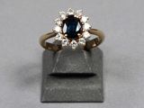 une image d'une bague en saphir bleu et diamant