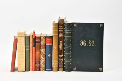 de nombreux livres alignés sur une étagère