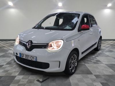 la photo d'une petite voiture blanche garée dans un garage