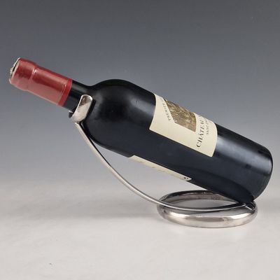 une bouteille de vin posée sur un support