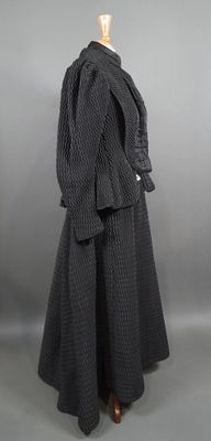 un tailleur-jupe noir sur un mannequin, mannequin, mannequin, mannequin, mannequin, mann