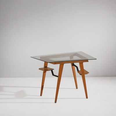 une photo d'une table en verre avec des pieds en bois et un plateau en verre