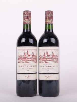 deux bouteilles de vin rouge posées l'une à côté de l'autre sur une surface blanche
