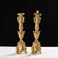 Paire de bougeoirs en bois sculpté et doré, monogrammée