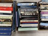 beaucoup de livres dans une boîte posée sur le sol