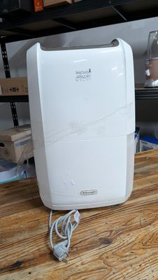 un climatiseur blanc posé sur une table en bois