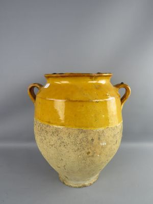 un vase jaune posé sur une table