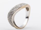 un gros plan d'une bague sertie de diamants