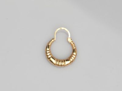 une paire de boucles d'oreilles en or sur fond blanc