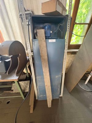 une machine qui se trouve dans une pièce près d'une fenêtre