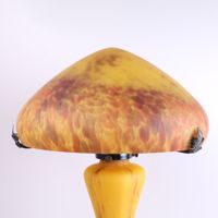 Lampe en verre nuagé à dominante orange ; monture en métal. (photo 2)