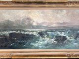 une peinture à l'huile représentant des vagues se brisant sur des rochers, dans un cadre doré