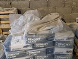 un tas de cartons et de palettes posés sur une palette