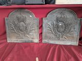 paire de pare-feu de cheminée anciens en fonte, ornés d'une couronne et d'un blason