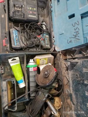 an image of a bunch of electrical equipment sitting on top of a table
