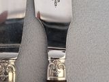 two knives that are sitting next to each other