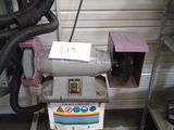 une machine posée sur un support dans un garage