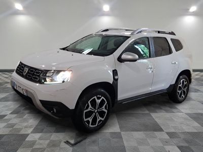 une photo d'un 4x4 blanc garé dans un garage