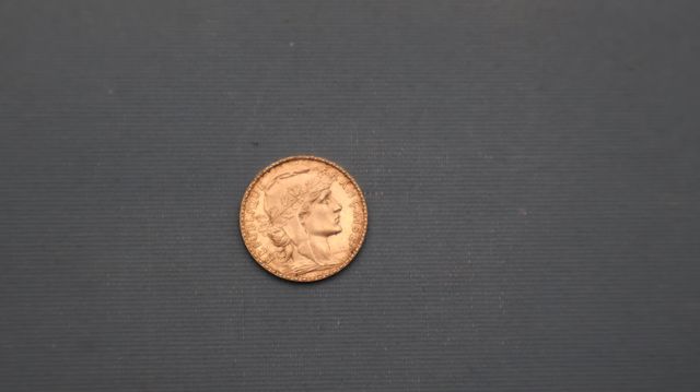 Une pièce de monnaie en or à valeur faciale de 20 francs Français...