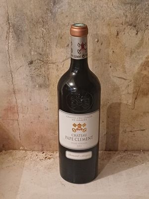 une bouteille de vin posée sur un comptoir