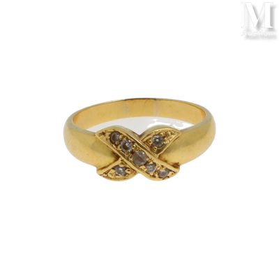 gros plan d'une bague en or avec des diamants sur fond blanc
