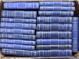 une boîte remplie de livres bleus posée sur une table
