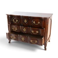 Commode dite "arbalète" en noyer mouluré, ouvre à trois tiro… (photo 2)