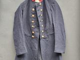 une image représentant un manteau militaire accroché à un mur
