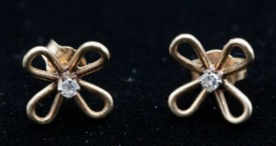 une paire de boucles d'oreilles en or et diamants sur fond noir