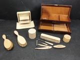 une boîte en bois contenant des pinceaux, des brosses et d'autres objets