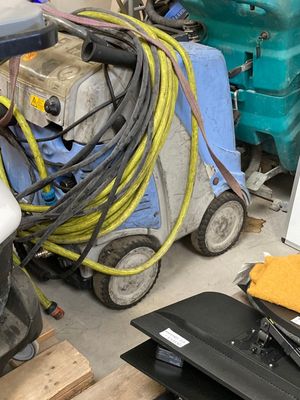 une machine posée par terre à côté d'autres machines
