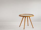 une petite table en bois avec un plateau en verre, posée sur un plan de travail blanc