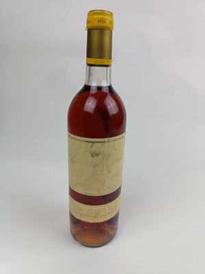 une bouteille de vin vide posée sur une surface blanche