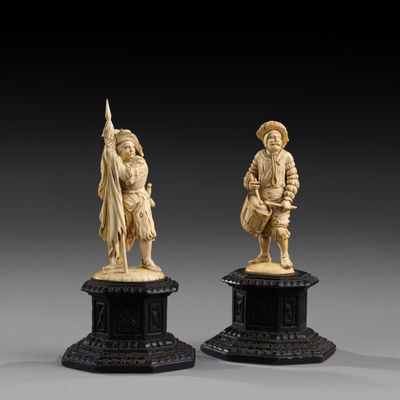 une paire de figurines en ivoire sculpté représentant un homme et une femme