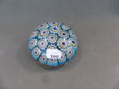 une boîte bleue et blanche posée sur une table