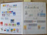 un livre ouvert avec des timbres, posé sur une table
