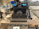 une machine posée sur une table dans un atelier