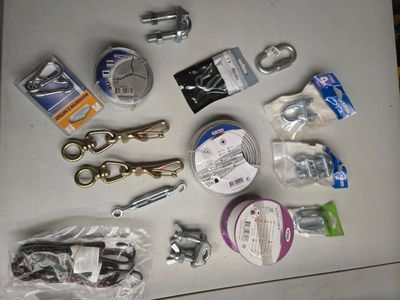 un grand nombre d'objets posés sur une table