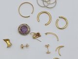 une collection de bijoux comprenant des boucles d'oreilles, des bagues et des boucles d'oreilles