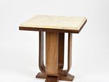 une table en bois avec un plateau en marbre sur fond blanc